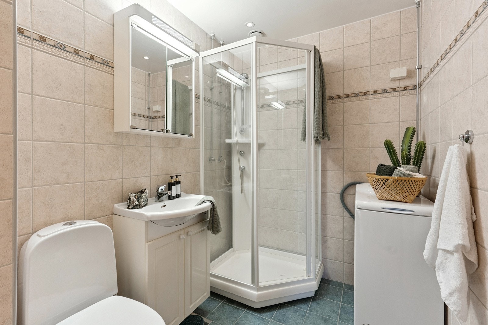 Bad er rehabilitert i regi av brl., (ca 2006). Varmekabler. Servant med innredning, toalett, dusjkabinett og opplegg for vaskemaskin som vil følge leiligheten. Galleribilde