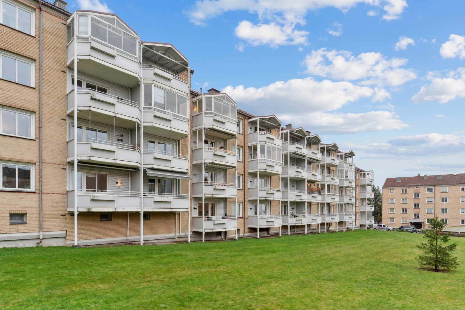 Velstelte Akerli borettslag med godt vedlikeholdt bygningsmasse og store plener beplantet med prydbusker, trær og hekker. Flere lekeplasser og sittegrupper. Galleribilde