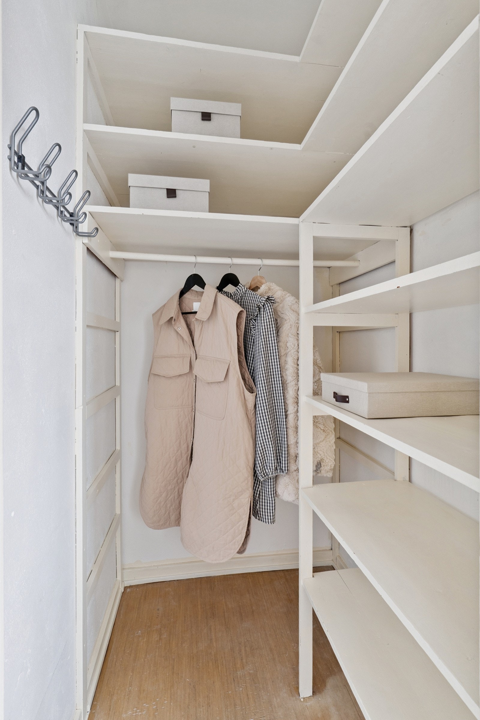 Bod/kott med plassmonterte hyller, god garderobeløsning. Galleribilde