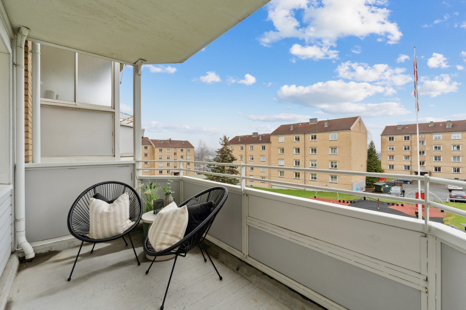 Lag din egen oase av møbler og blomster og nyt både solrike dager og lune kvelder på egen balkong. Galleribilde