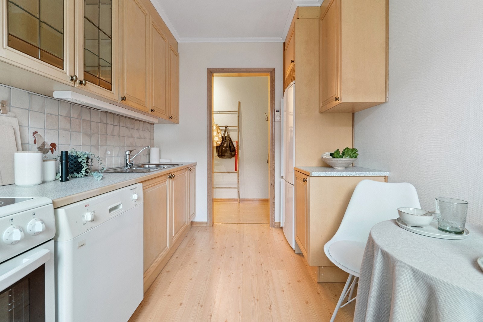 Kjøkken med nisje til kjøleskap. God plass til koselig spisesplass på kjøkkenet. Galleribilde