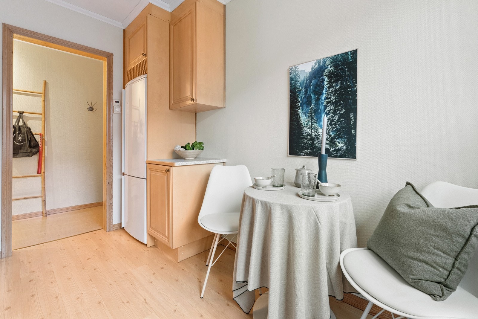 Hyggelig med eget kjøkkenrom og muligher for spiseplass ved vinduet for de daglige måltider. Galleribilde