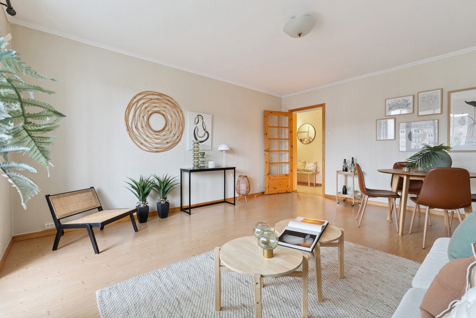 Stuen er lett å møblere og her er det god plass til både salong og spisestue. Galleribilde