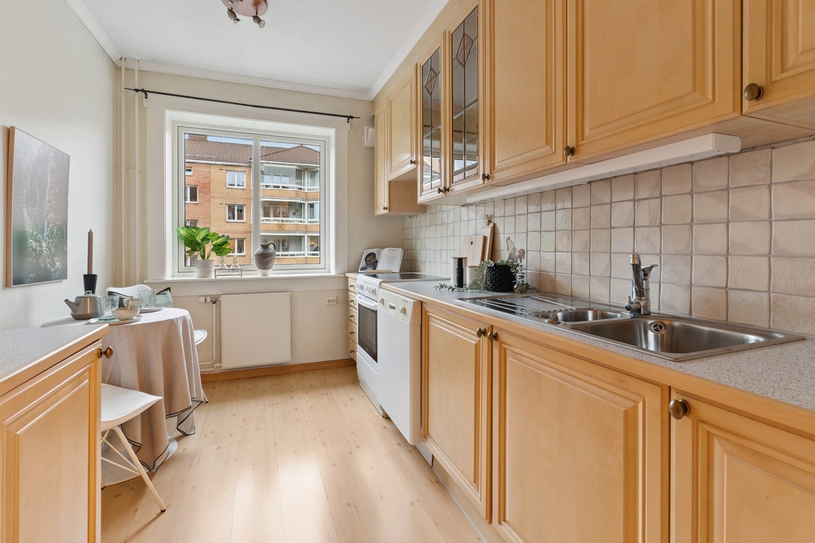 Kjøkkeninnredning som er godt planlagt med mye skap-og benkeplass. Galleribilde