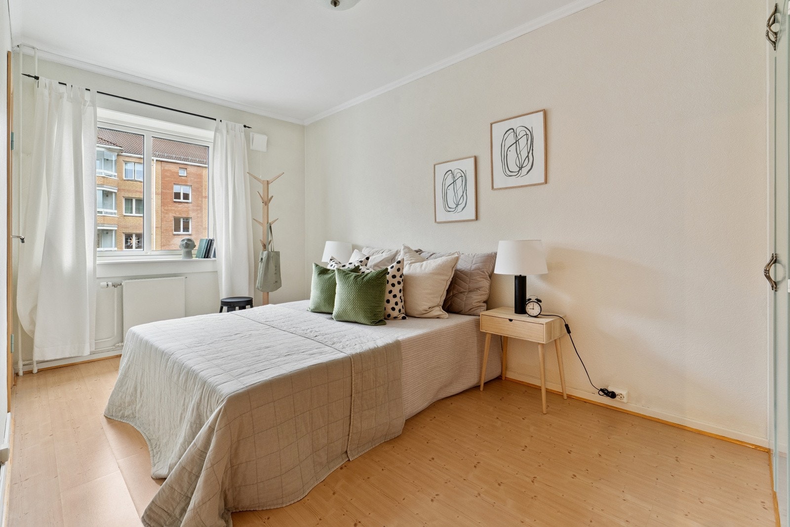 Soverommet er av god størrelse. Her kan du fint ha en romslig seng med tilhørende møblement. Galleribilde