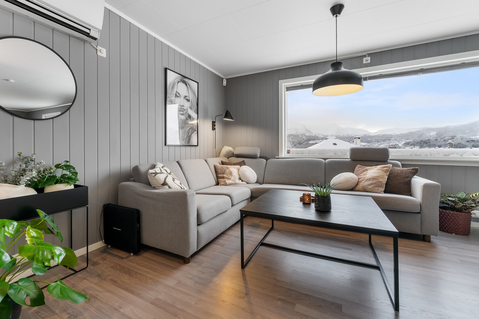 God plass til en stor sofa der familien kan samles. Galleribilde