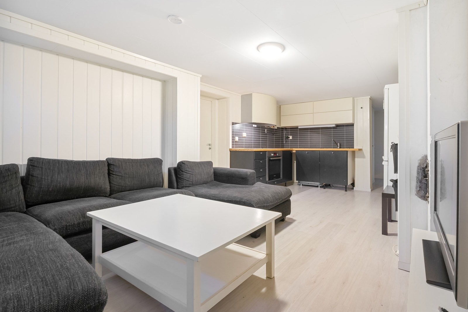 Byggemeldt bod innredet som kjellerstue med åpen løsning til kjøkken. Galleribilde