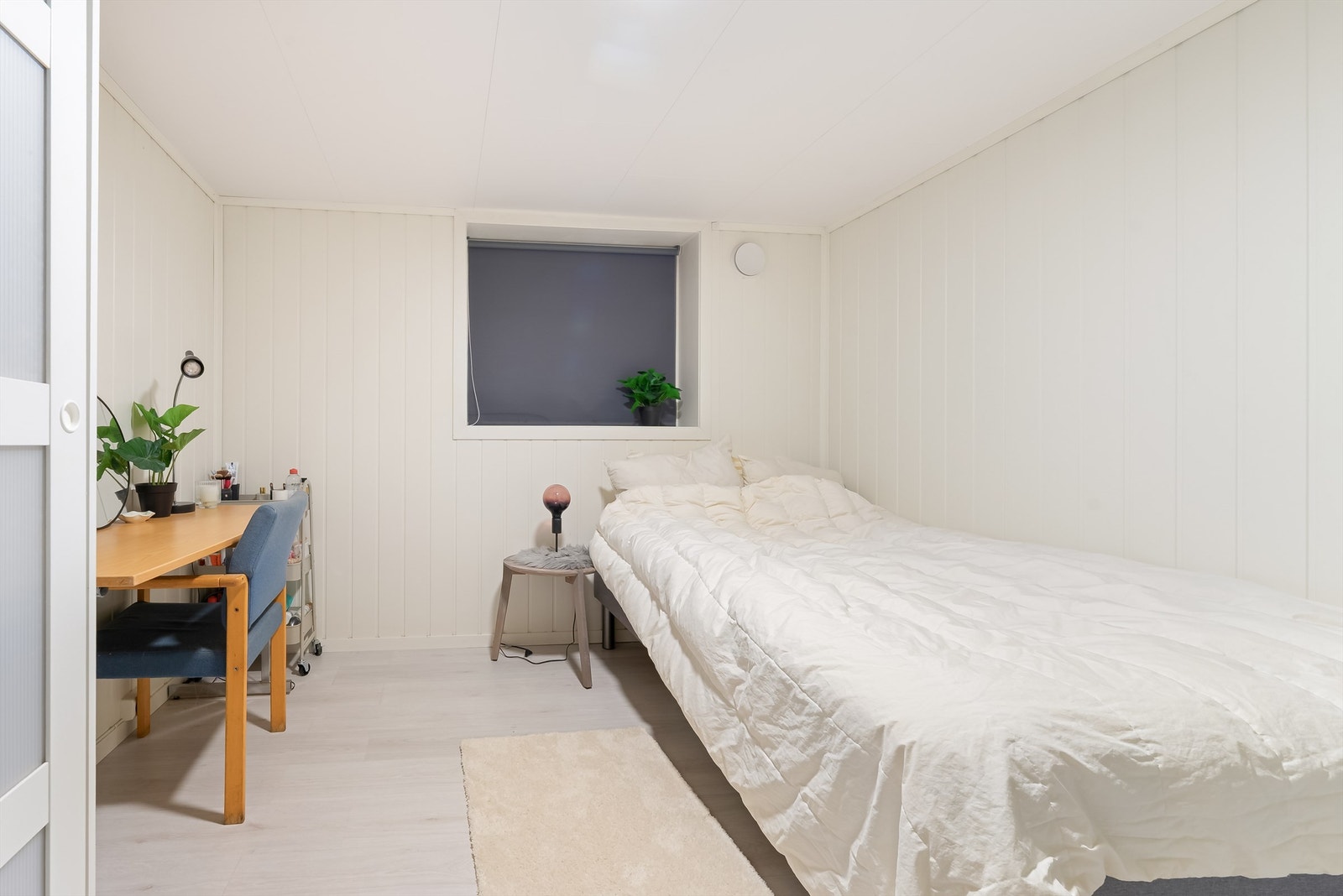 Byggemeldt vaskerom innredet som soverom i kjeller. Galleribilde