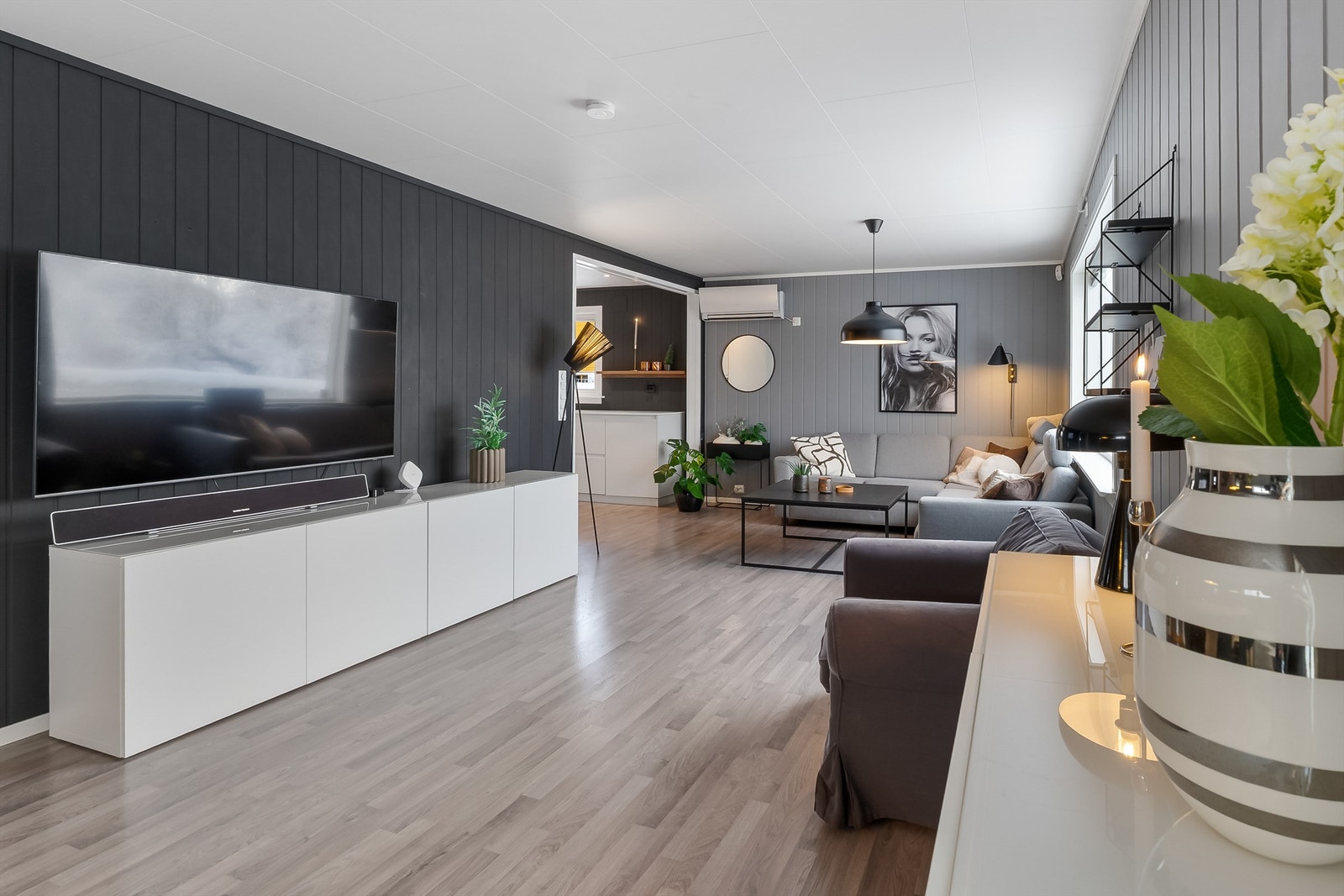 Romslig stue. Galleribilde