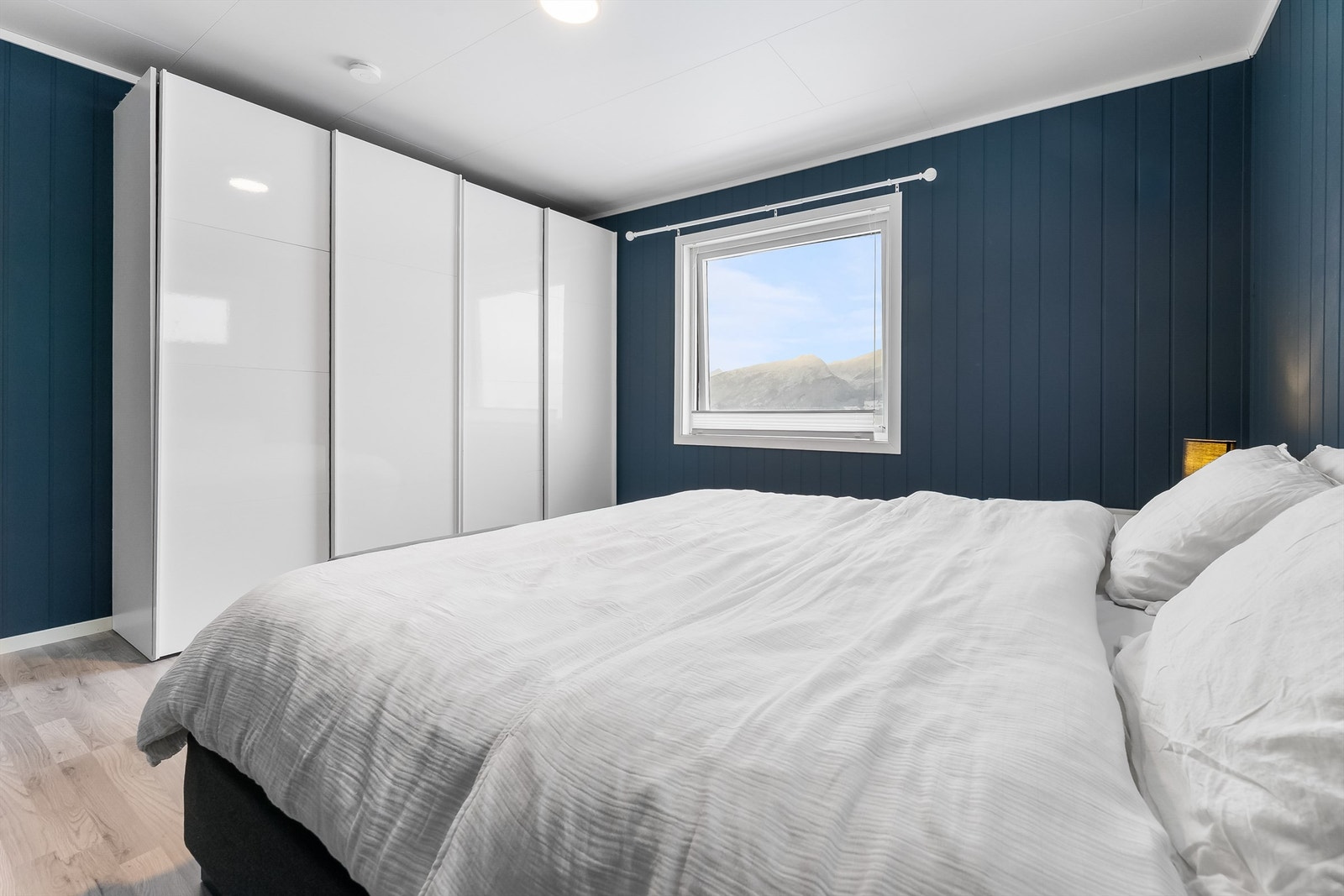 Soverommet er romslig og har garderobeskap. Galleribilde