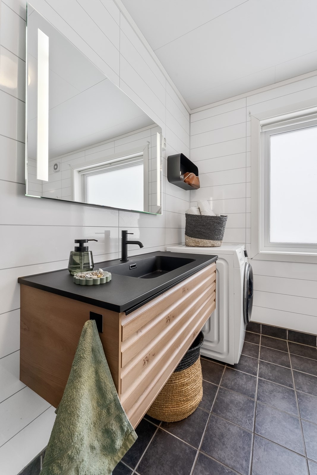 På badet er det også opplegg for vaskemaskin. Galleribilde