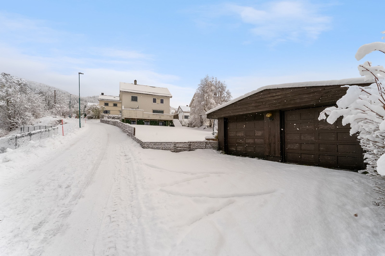 Med boligen følger en halvpart av en felles garasje. Galleribilde