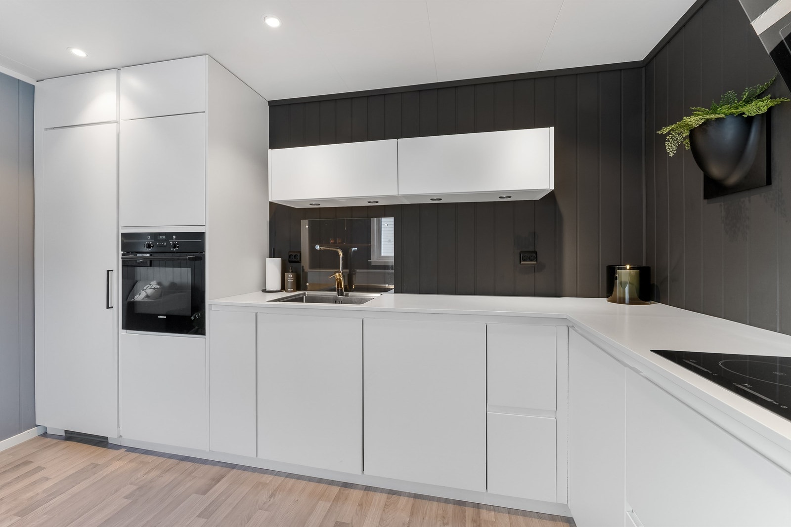 På kjøkkenet er det integrerte hvitevarer. Galleribilde