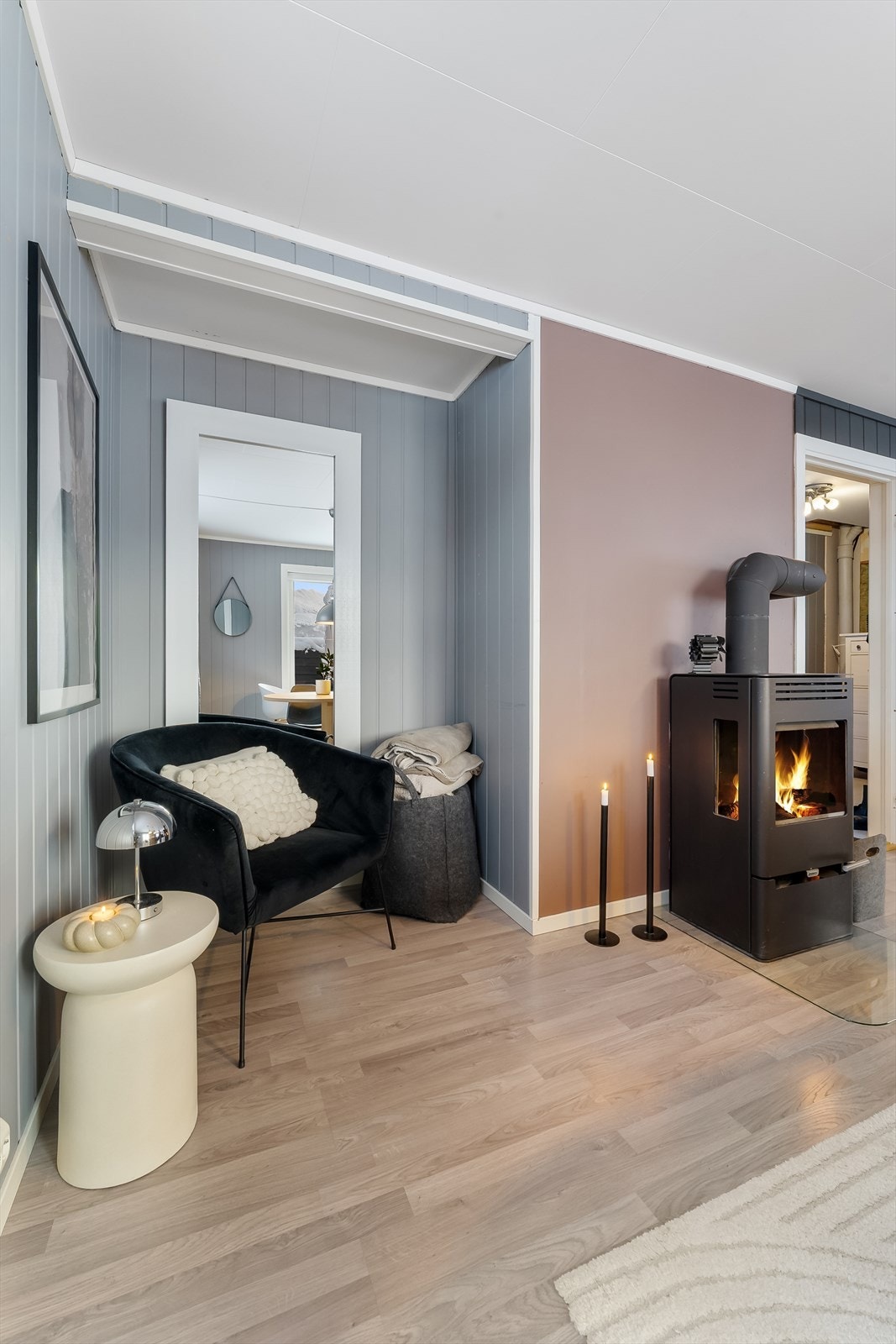 Har også vedovn som sprer varme i stuen. Galleribilde