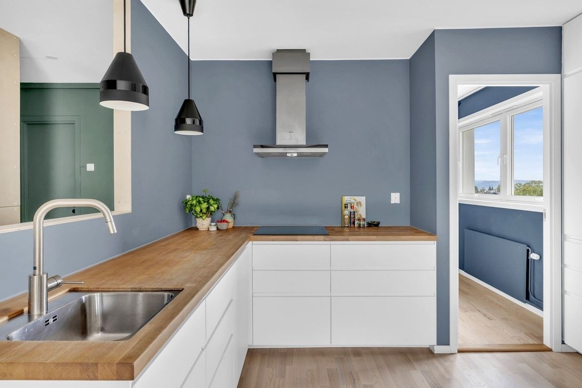 Moderne Ikea kjøkkeninnredning fra 2019 med benkeplater i eik Galleribilde