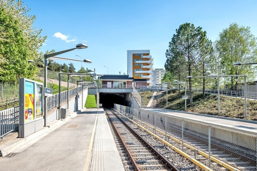 Et steinkast unna ligger Munkelia T-banestasjon Galleribilde