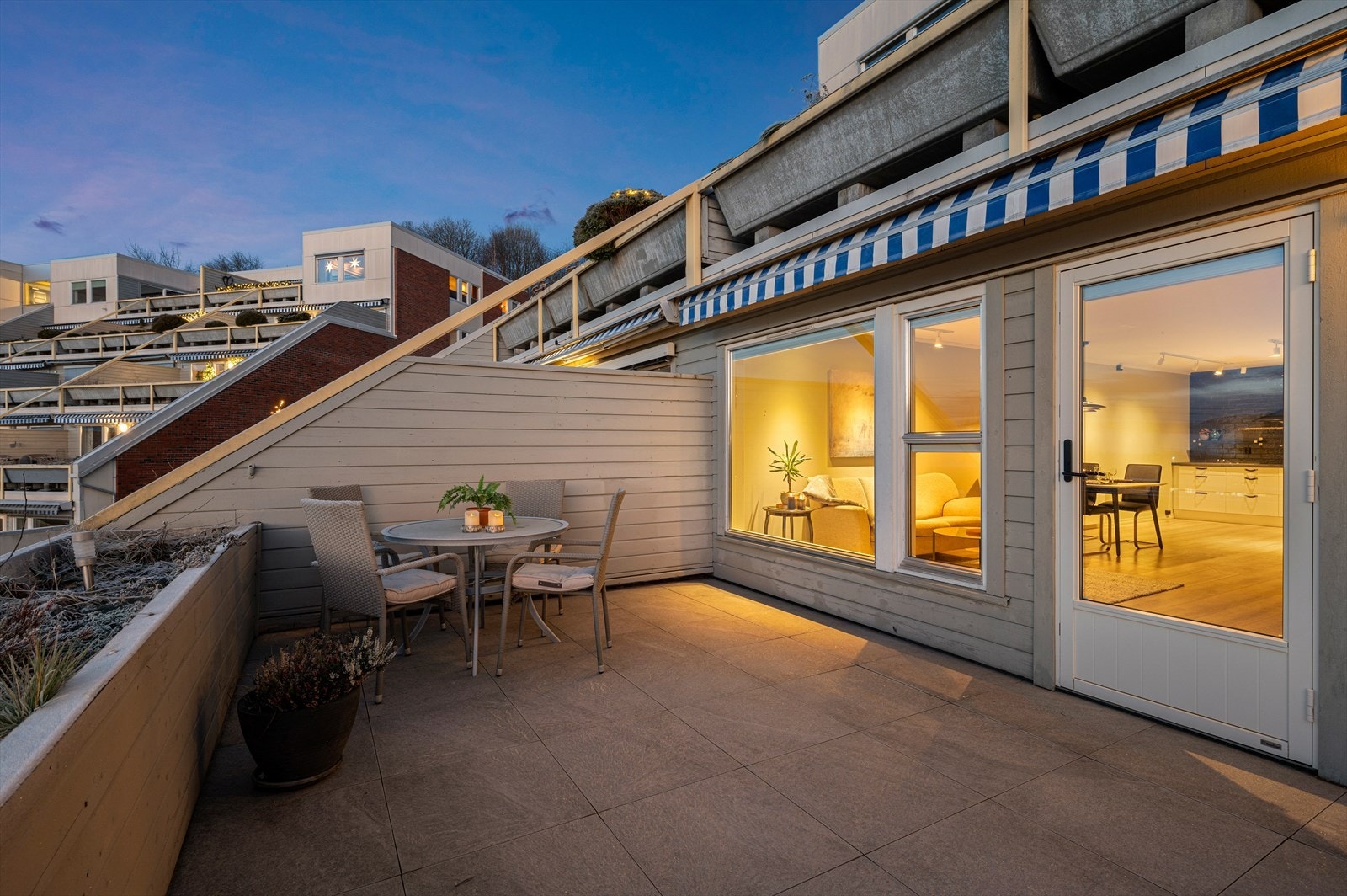 I 2023 ble det montert ny motorisert markise og flisdekke på terrassen Galleribilde