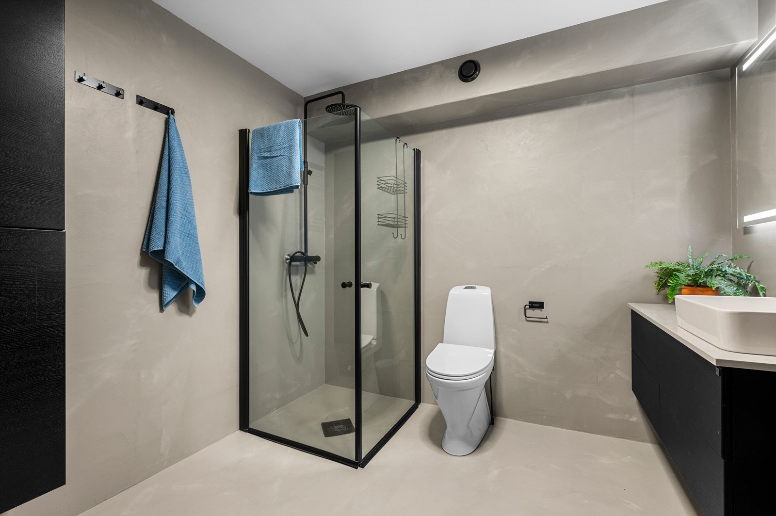 Bad oppgradert og modernisert i 2022 med behagelig gulvvarme og regndusj for litt ekstra luksus i hverdagen Galleribilde