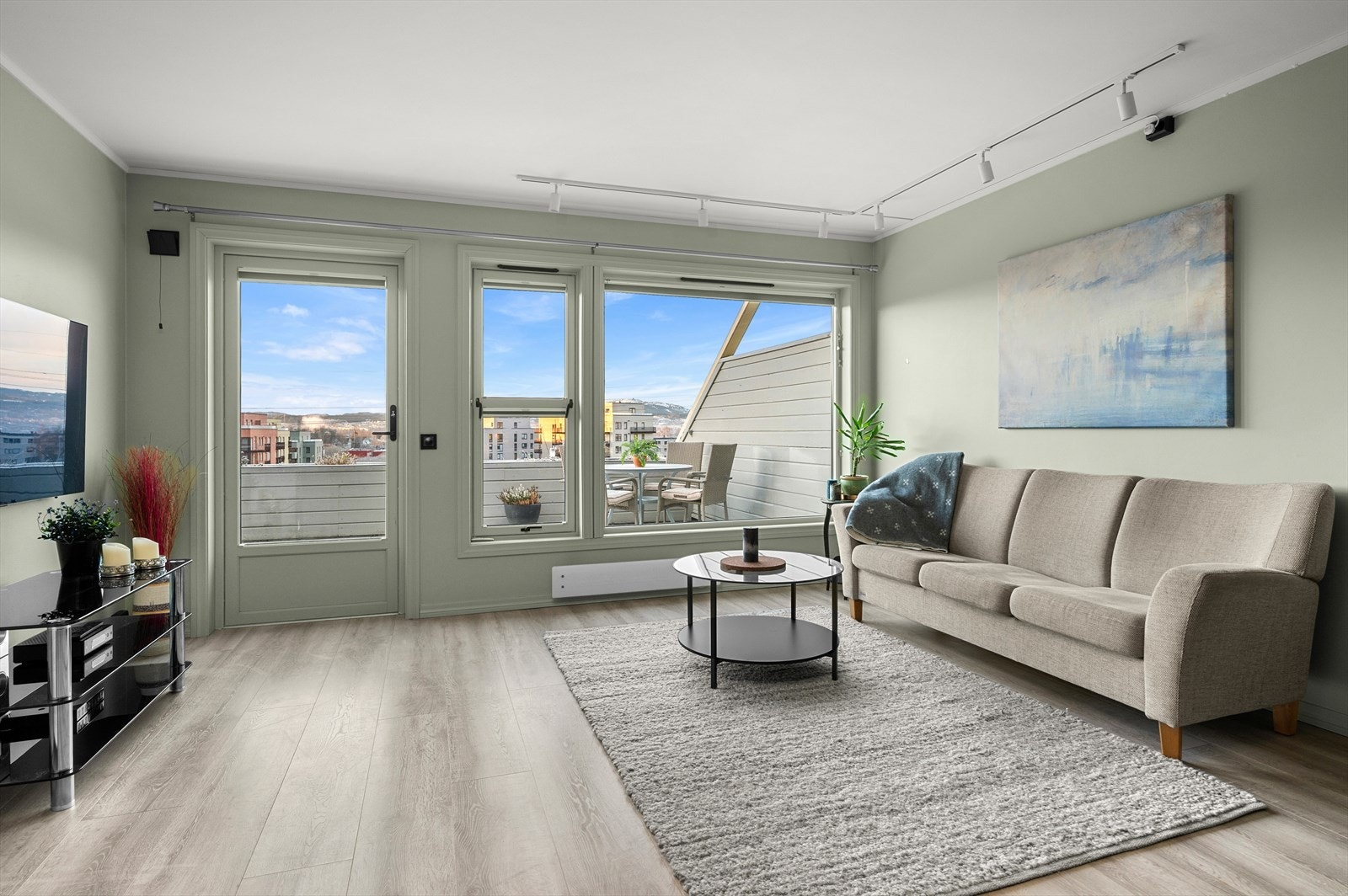 Fra stuen er det utgang til en stor terrasse som blir en naturlig forlengelse av stuearealet sommerstid Galleribilde