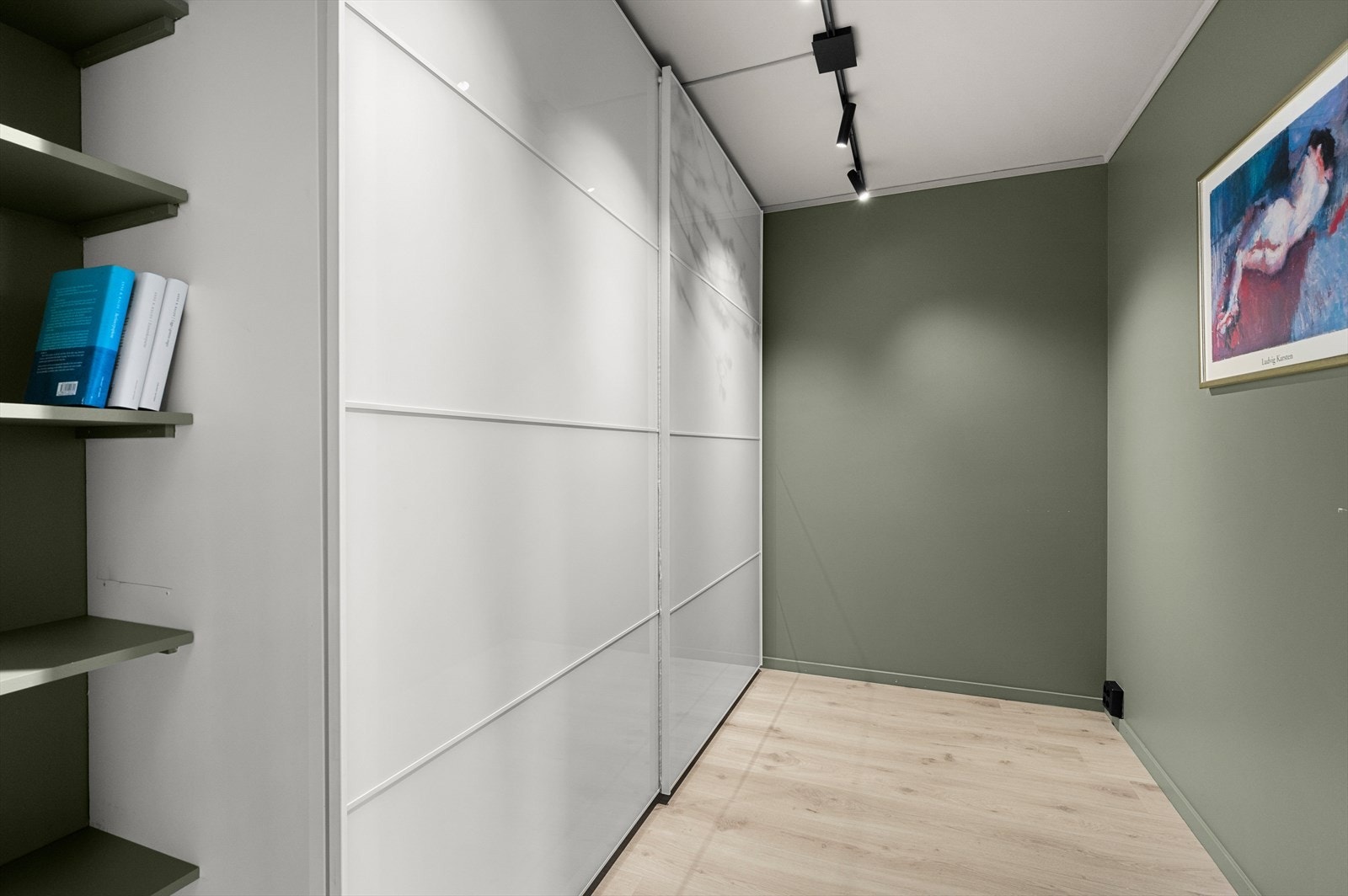 Fra soverommet er det inngang til walk-in garderobe som også kan kombineres med kontorplass Galleribilde