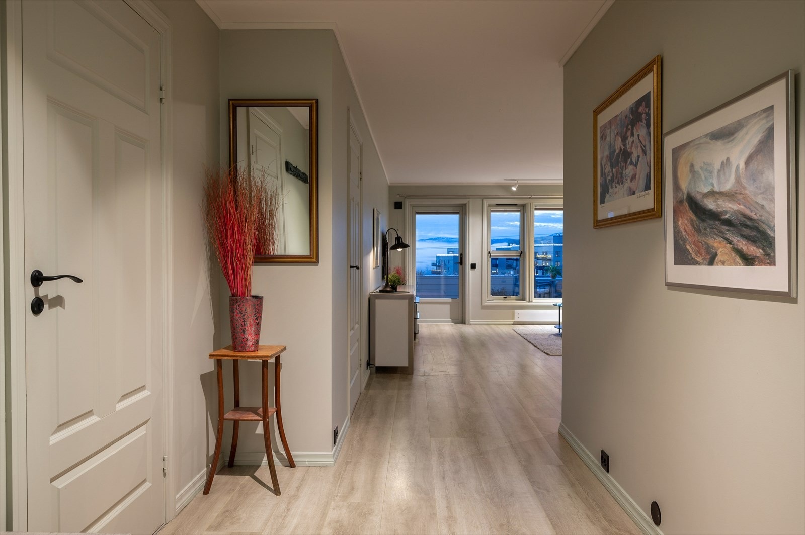 Stue har også montert plisségardiner i vindu og balkongdør Galleribilde