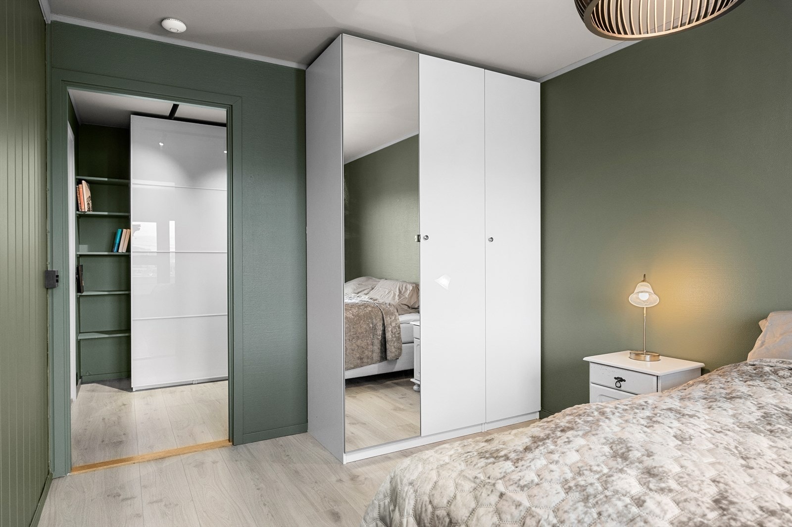 Soverom har også garderobeksap Galleribilde