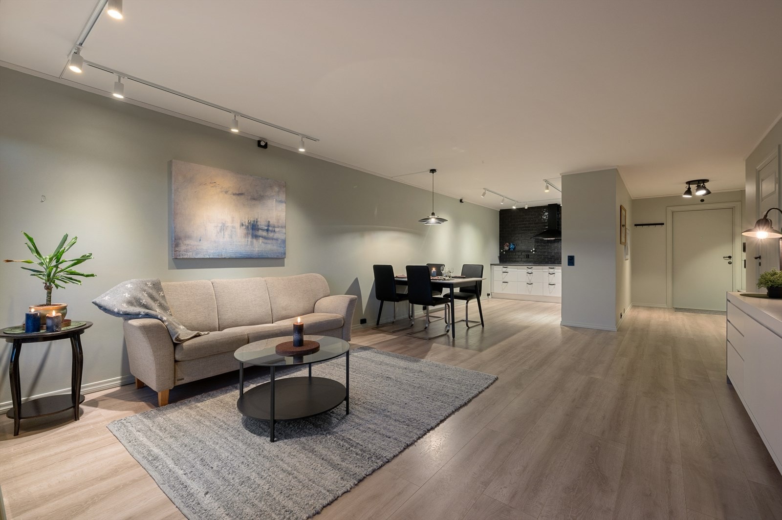 Det er montert fine lysskinner og lamper i himling med dim som gir stemningsfylt belysning Galleribilde