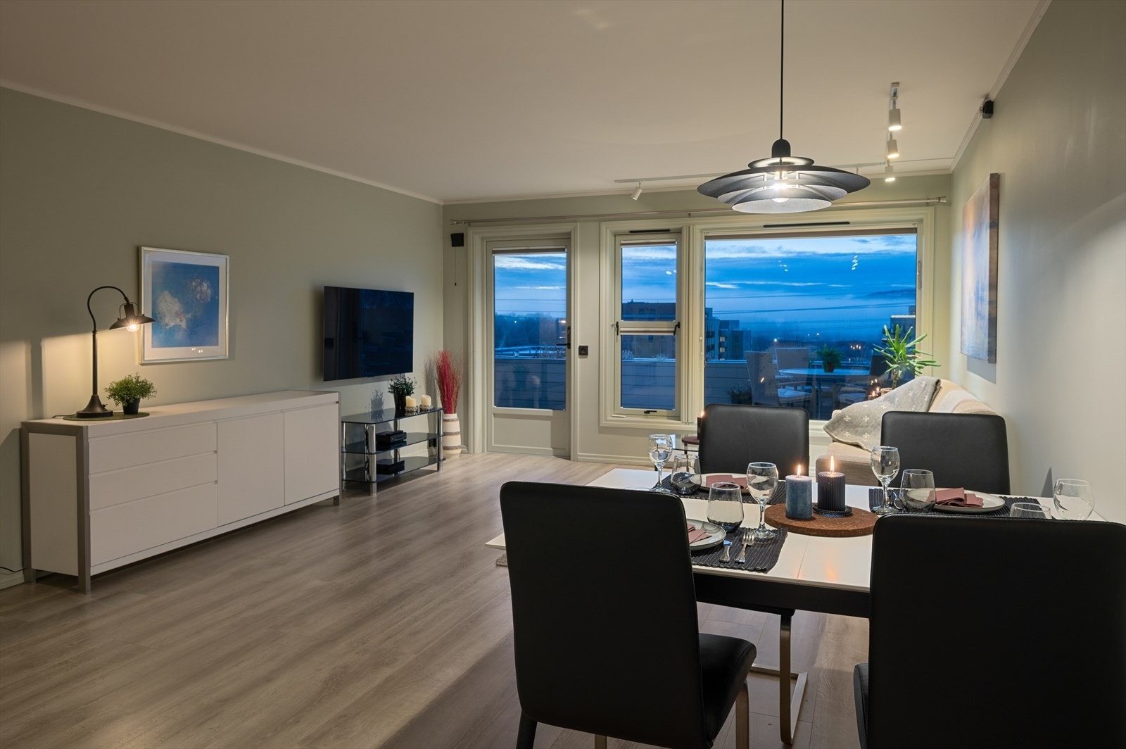 1-stavs gulv er gjenommgående i de fleste rom samt behagelig gulvvarme i entré, stue og kjøkken Galleribilde