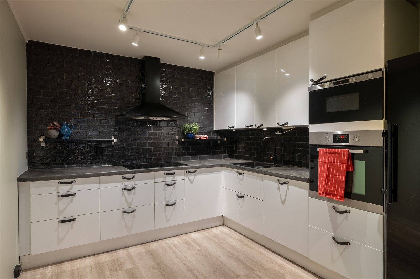 Det medfølger stor platetopp med induksjon- og boostfunksjon, oppvaskmaskin, stekeovn med steketermometer og mikro. Frittstående helt kjøleskap medfølger også handelen. Galleribilde