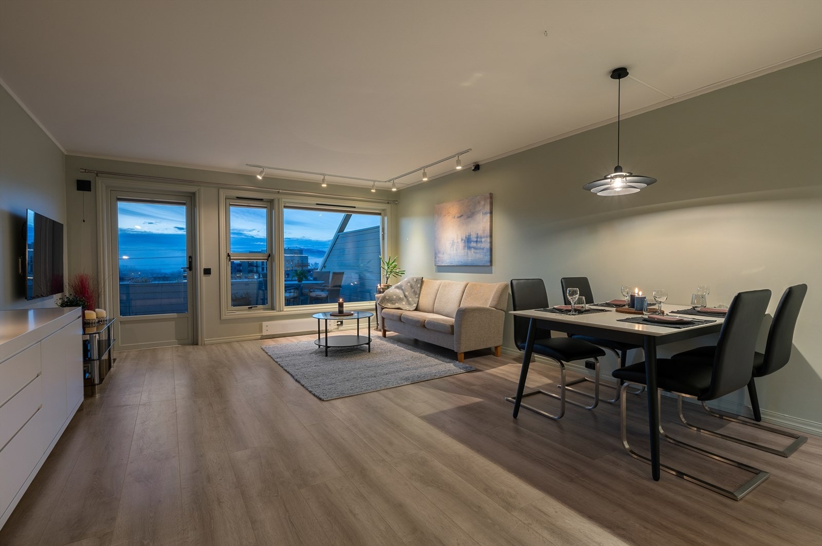 Leiligheten har gjennomgått omfattende oppgraderinger de siste årene, og fremstår som innbydende og moderne Galleribilde