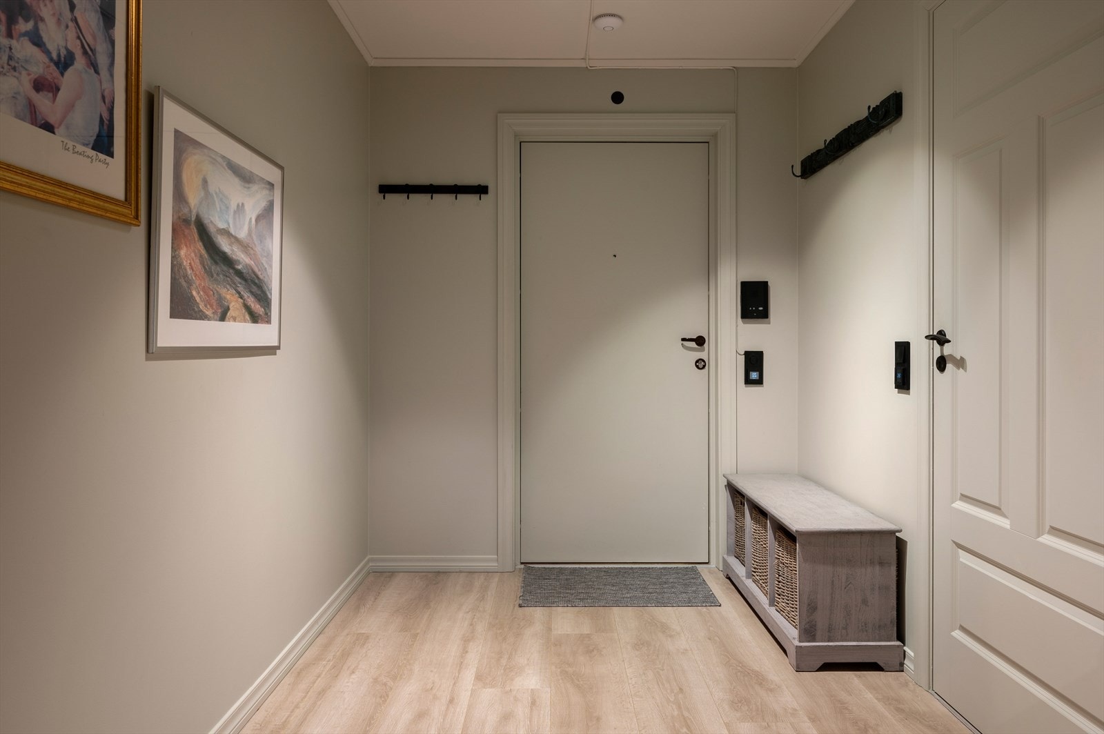 Entré med god plass til yttertøy, callinganlegg og med varme i gulv Galleribilde