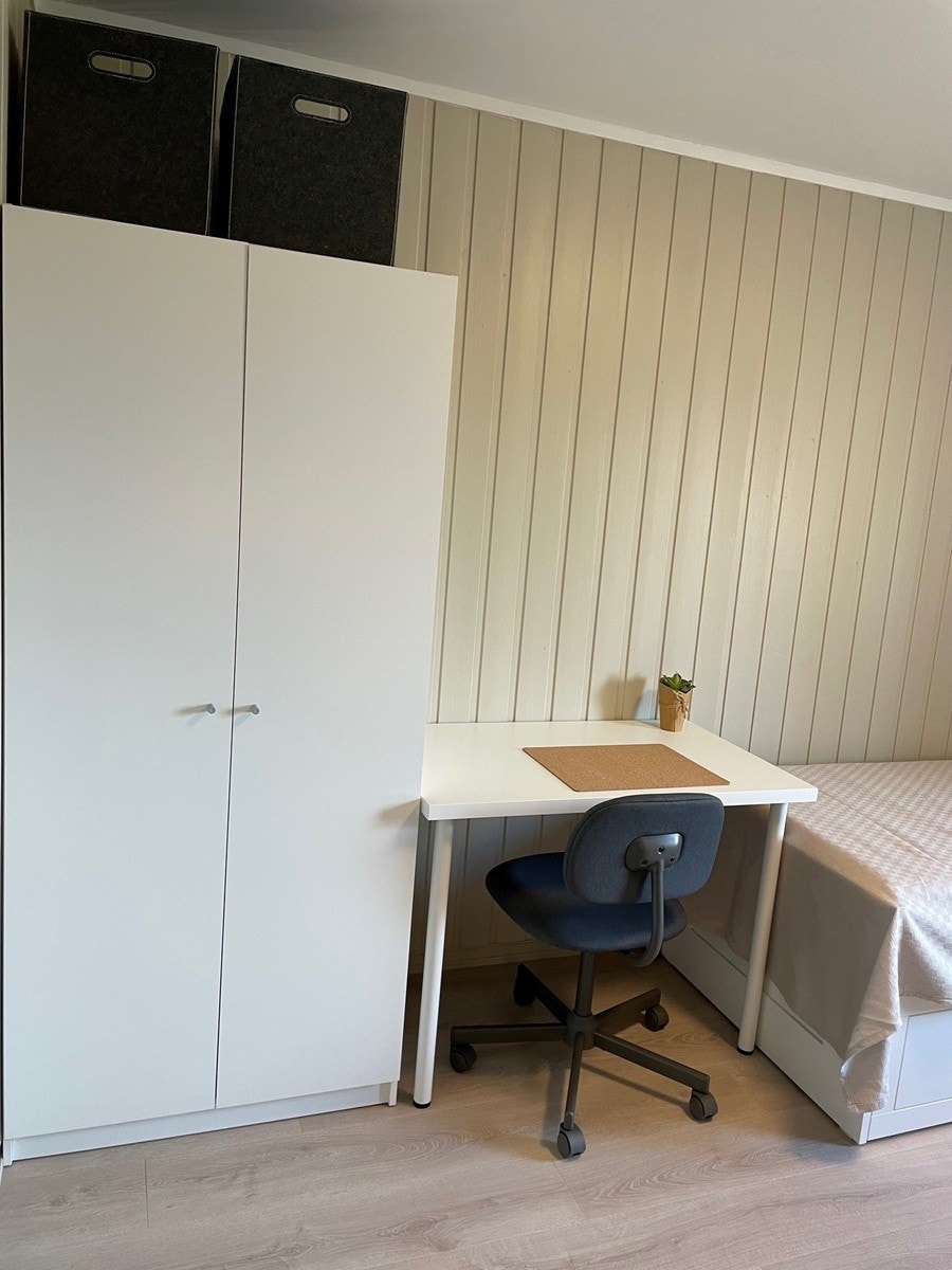 Pult m/kontorskol og skap for oppbevaring Galleribilde