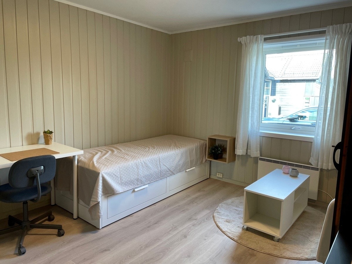 Seng på hybel kan trekkes ut til å bli dobbeltseng, madrasser følger med. Oppbevaring i skuffer under seng. Galleribilde