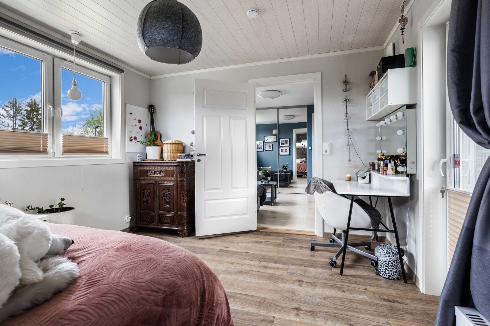 Det er bygget et tilbygg som inneholder et soverom. Galleribilde