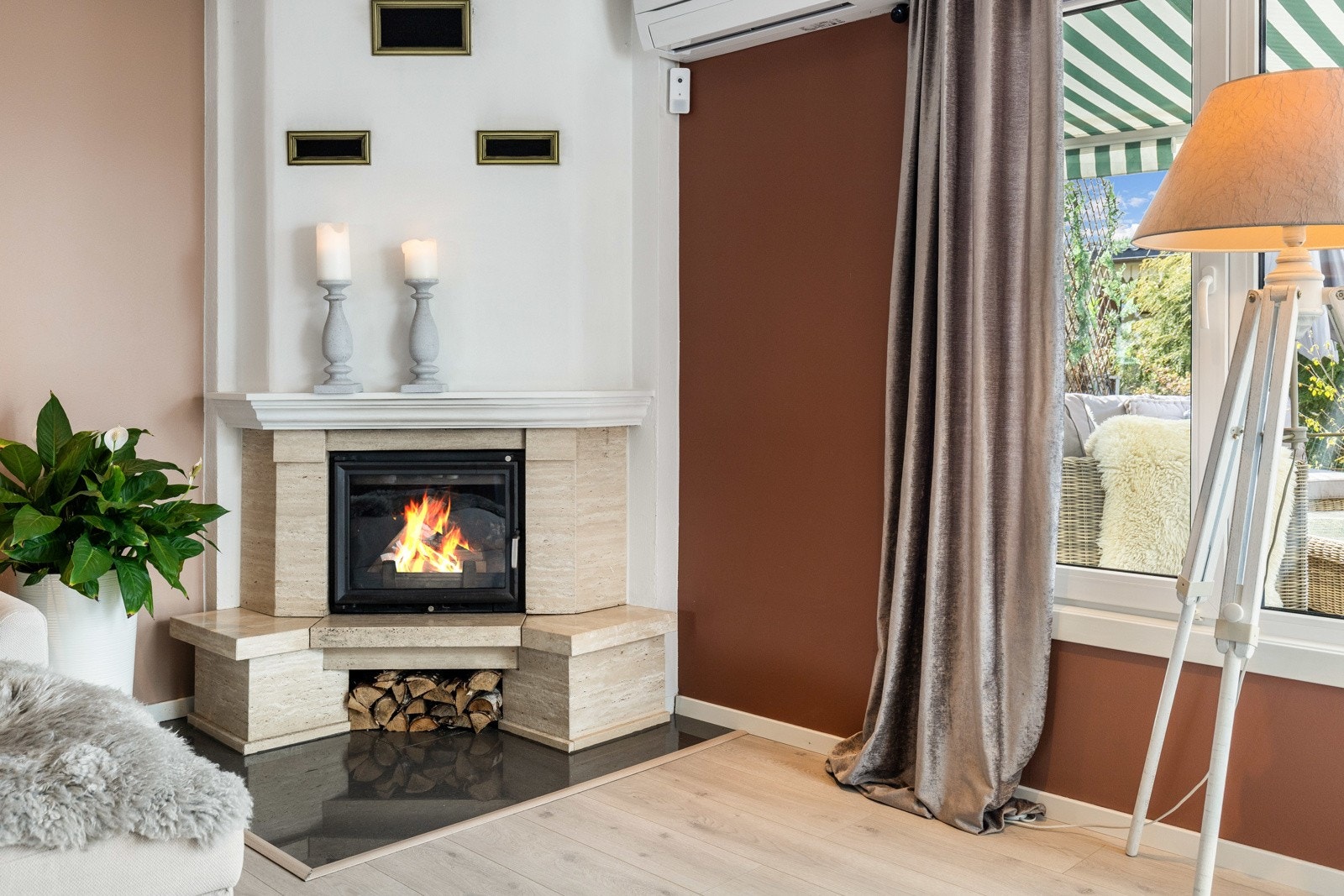 I tillegg til en oppmurt peis med innsats har allrommet en luft-til-luft varmepumpe fra 2021. Galleribilde