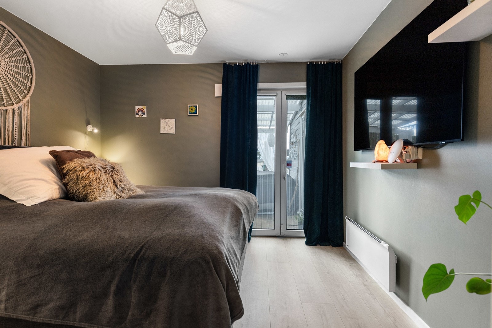 Det er tre fine soverom i boligen, og alle er pent pusset opp i tidsmessige farger som står godt til laminatgulvene. Galleribilde