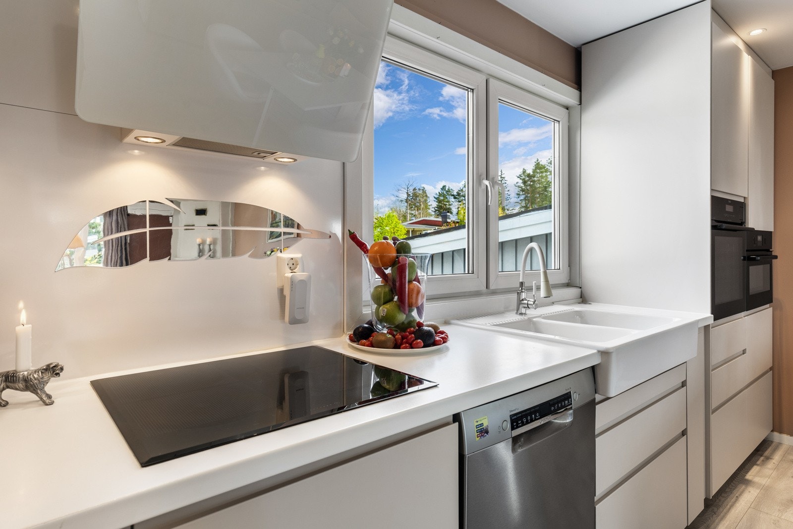 Kjøkkeninnredningen har et stilfullt og tidsmessig design med gode benkeflater og mye oppbevaringsplass. Galleribilde