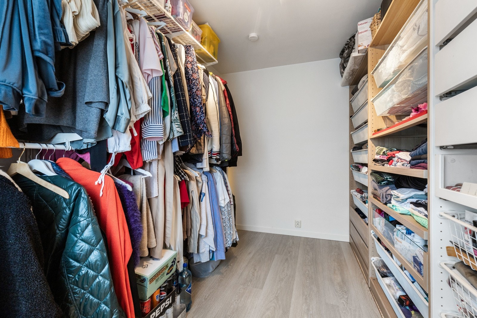 Det er garderobeløsninger på to av soverommene og i entreen, og boligen har for øvrig lagringsplass i garasjen og i kjelleren. Galleribilde