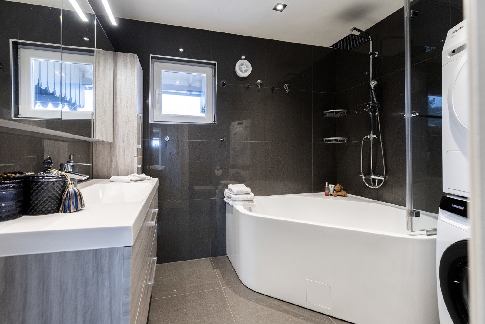 Badet ble pusset opp i 2017/2018, og fremstår som velholdt, moderne og delikat. Galleribilde