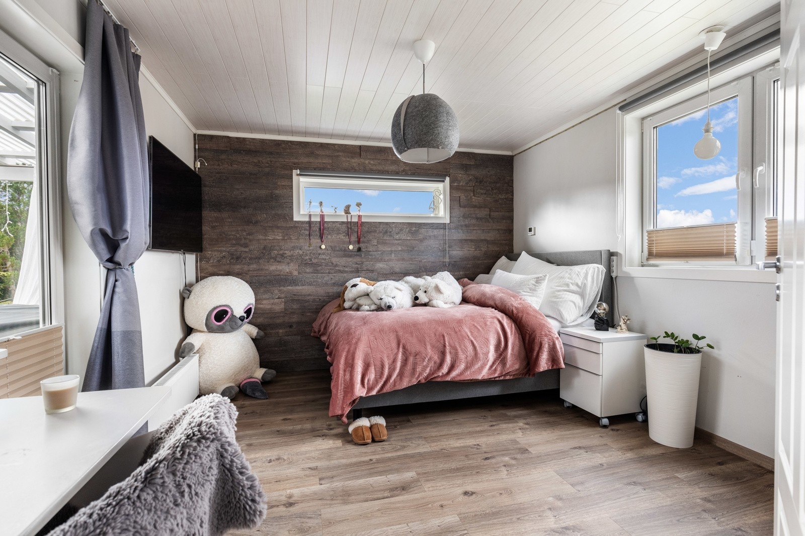 Det er bygget et tilbygg som inneholder et soverom. Galleribilde