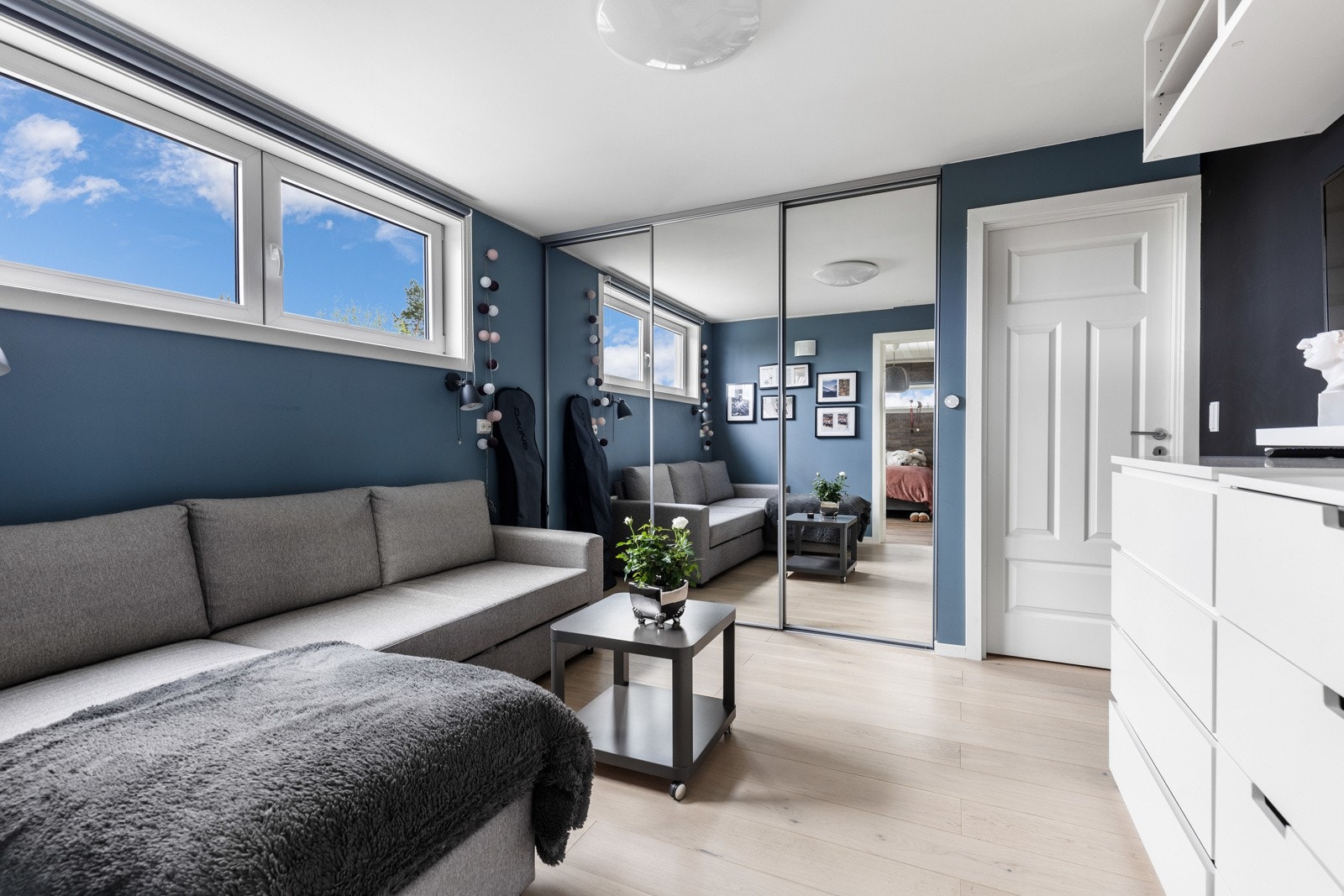 Soverom som brukes som en ekstra stue. Galleribilde