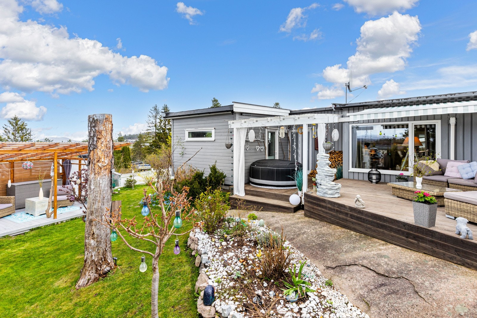 Fra stuen er det utgang til en dels overbygd terrasse på ca. 34 kvm. Galleribilde