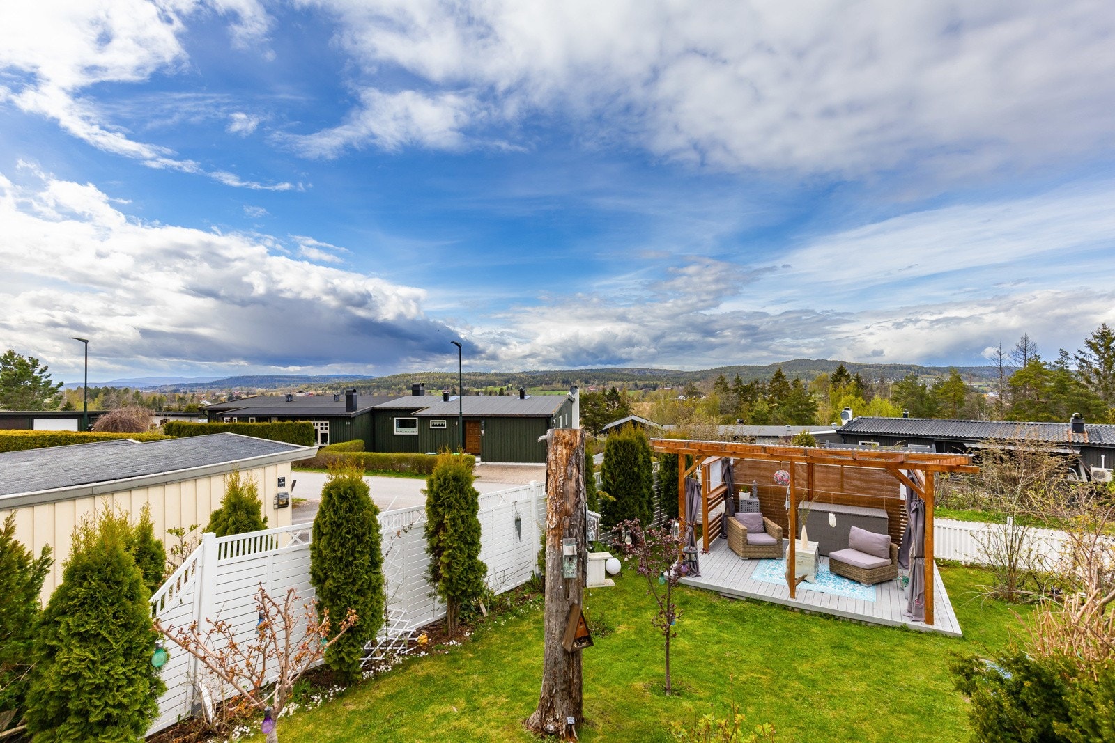 I hagen er det etablert en overbygd platting på ca. 12,5 kvm. Galleribilde