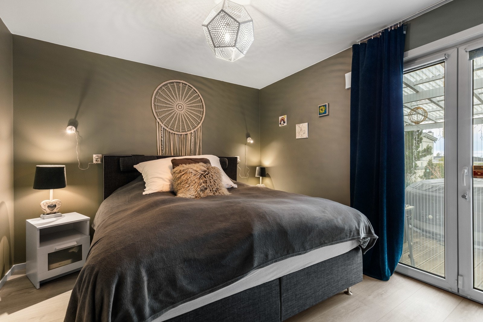 Store vinduer sørger for rikt, naturlig lysinnslipp, og to av rommene har balkongdører ut til en dels overbygd terrasse. Galleribilde