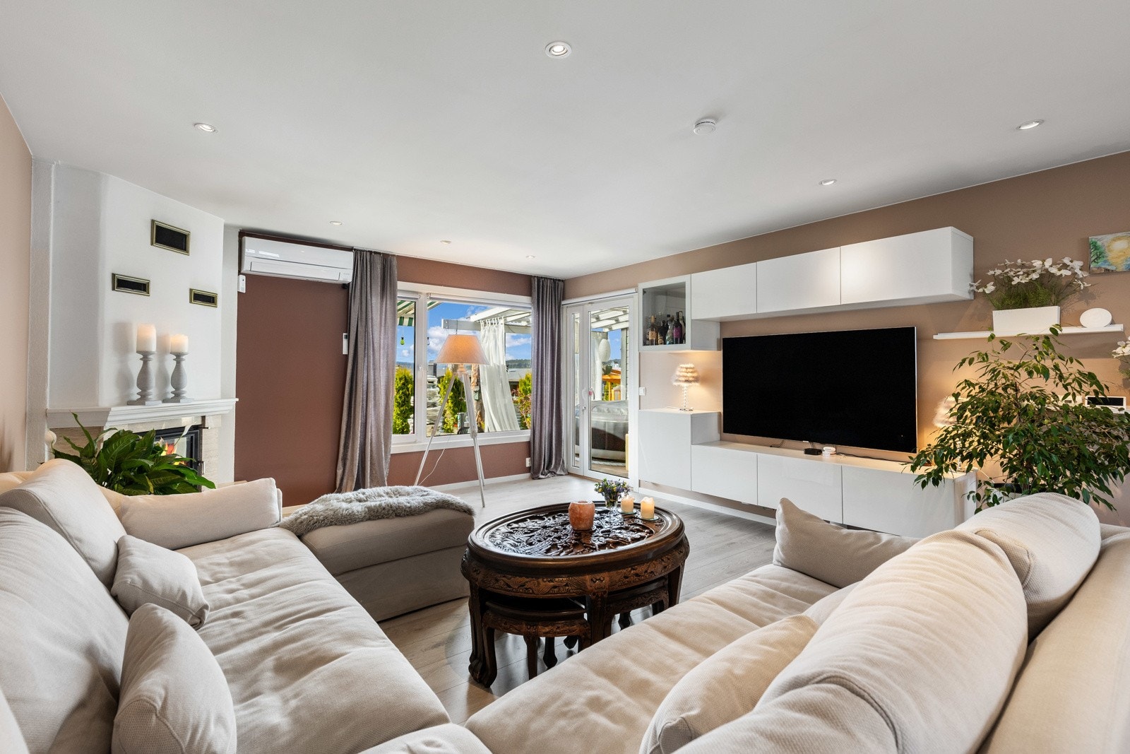 Her er det fin plass til sofagruppe, lenestoler og tv-/mediastasjon. Galleribilde