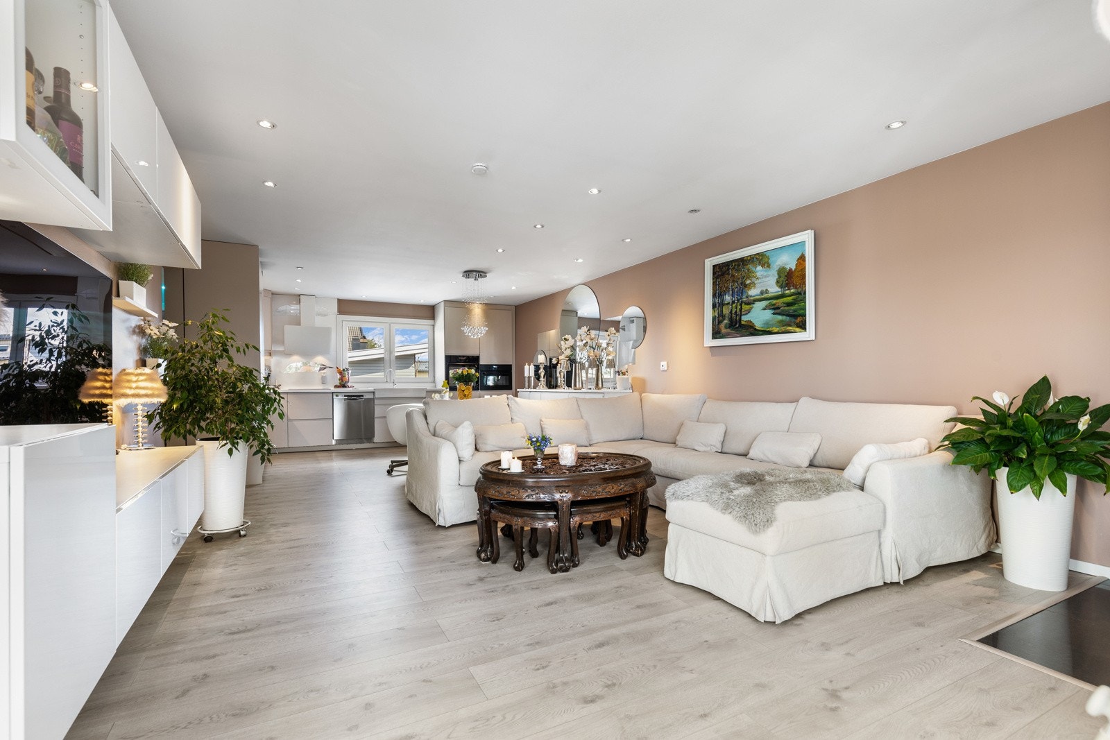 Veggene er malt i en varm, delikat fagretone som står godt til laminatgulvet, og det er montert downlights i himlingen i hele rommet. Galleribilde