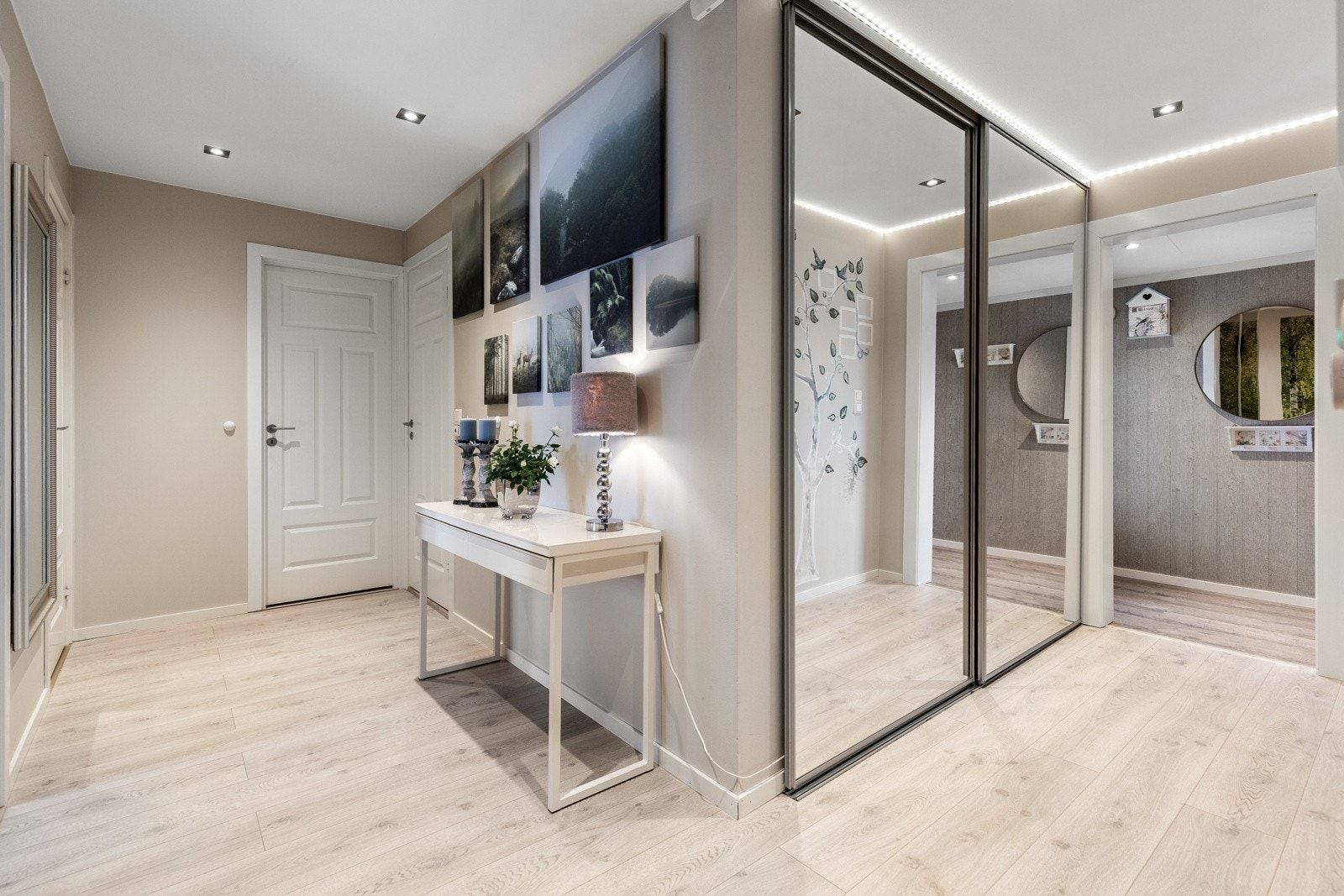 Vel innenfor er det en pen entré med lyse vegger og laminat på gulv med gulvvarme. Galleribilde