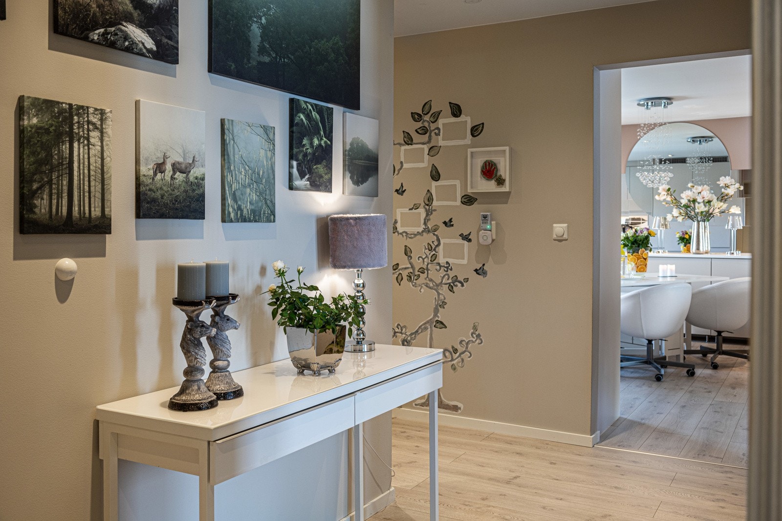 Boligen er pent innredet med fine farger. Galleribilde