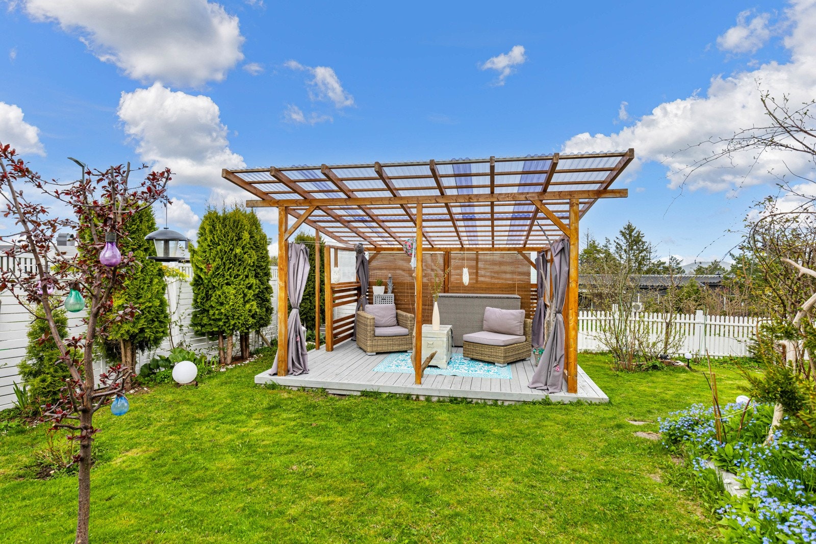 I hagen er det etablert en overbygd platting, perfekt dersom man ønsker en liten pause fra solen. Galleribilde