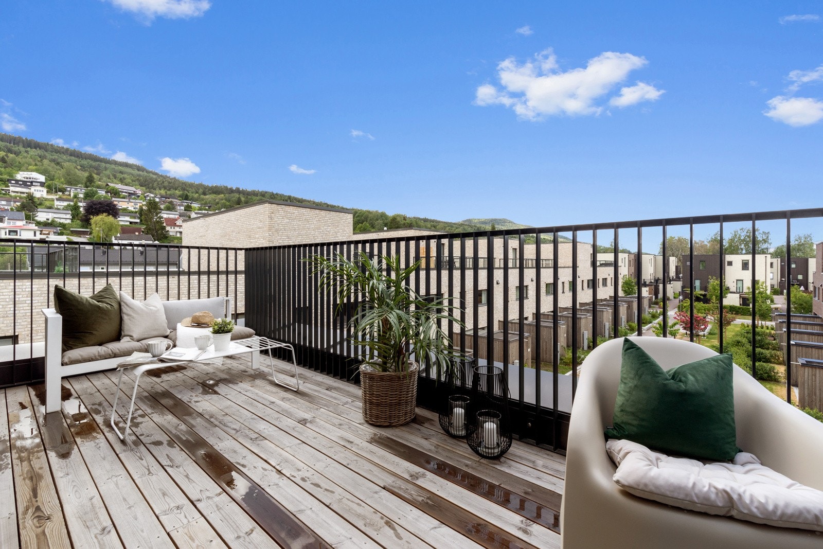 Stor vestvendt takterrasse uten for tv-stuen i toppetasjen Galleribilde